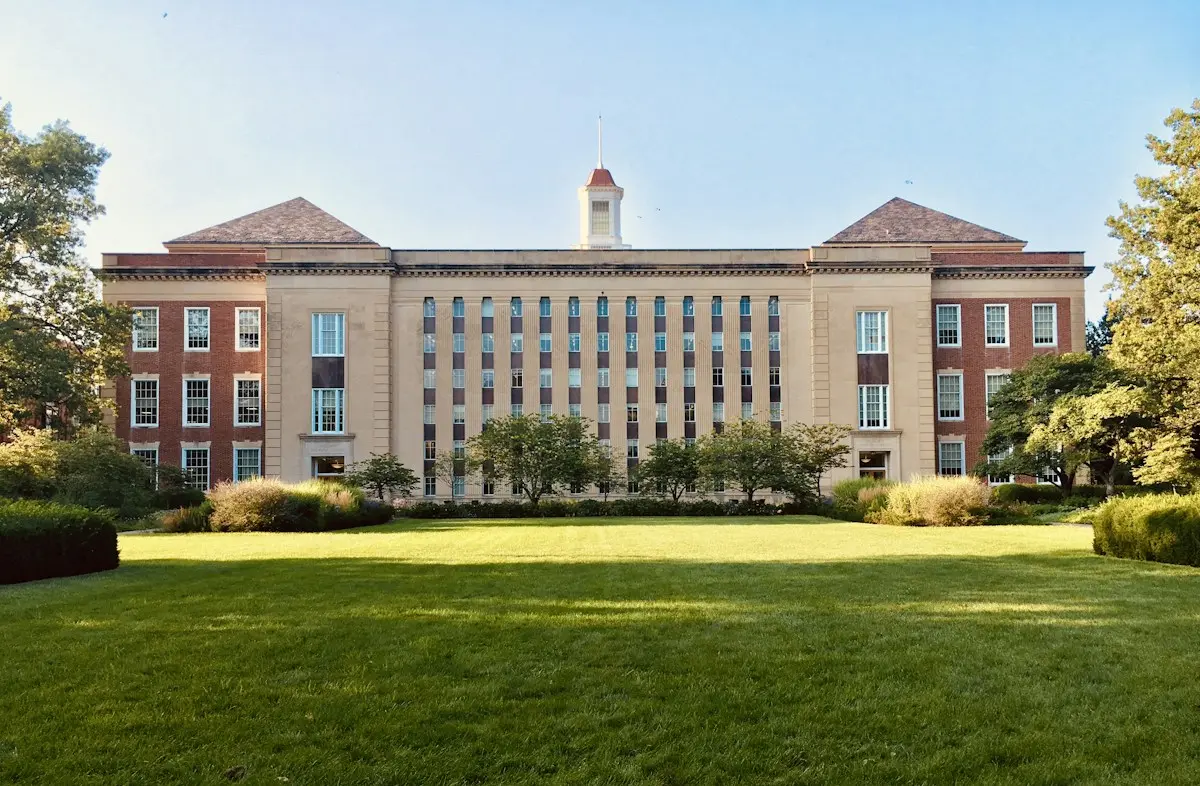 Estudiante mexicana llegando a una universidad en Estados Unidos
